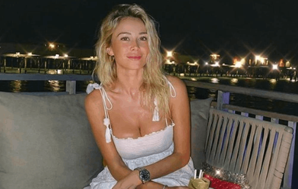 SKINULA SE JEDNA OD NAJLEPŠIH SVETSKIH VODITELJKI: Leona OČARALA u MINI BIKINIJU  dok pozdravlja 'PO SRPSKI'! (FOTO) 